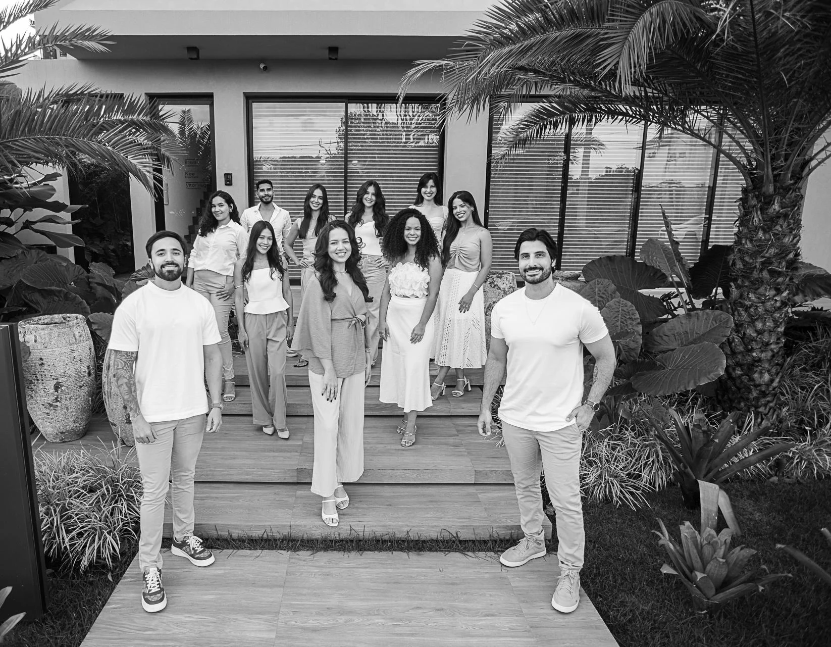 Equipe da Brava Arquitetura em frente ao escritório, fotografia em preto e branco